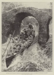 La visita real a Irlanda, el bote real atravesando los rápidos en el Puente Old Weir en el Lago de Killarney